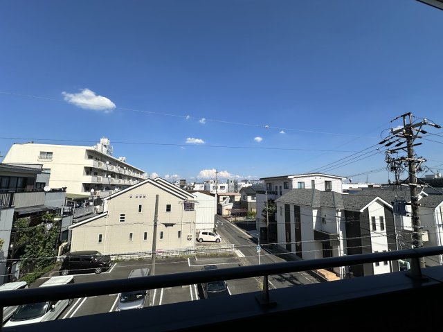 眺望　（朝陽に照らされる東向きの部屋）