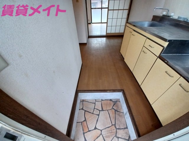 玄関　同じ物件、別部屋の写真です