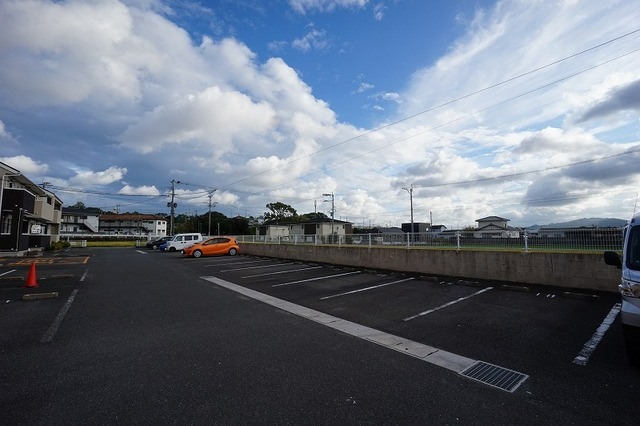 【北九州市八幡西区楠橋下方のアパートの駐車場】