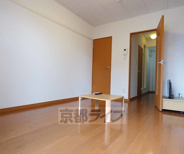 居室・リビング　シンプルで使い勝手の良いリビングです。