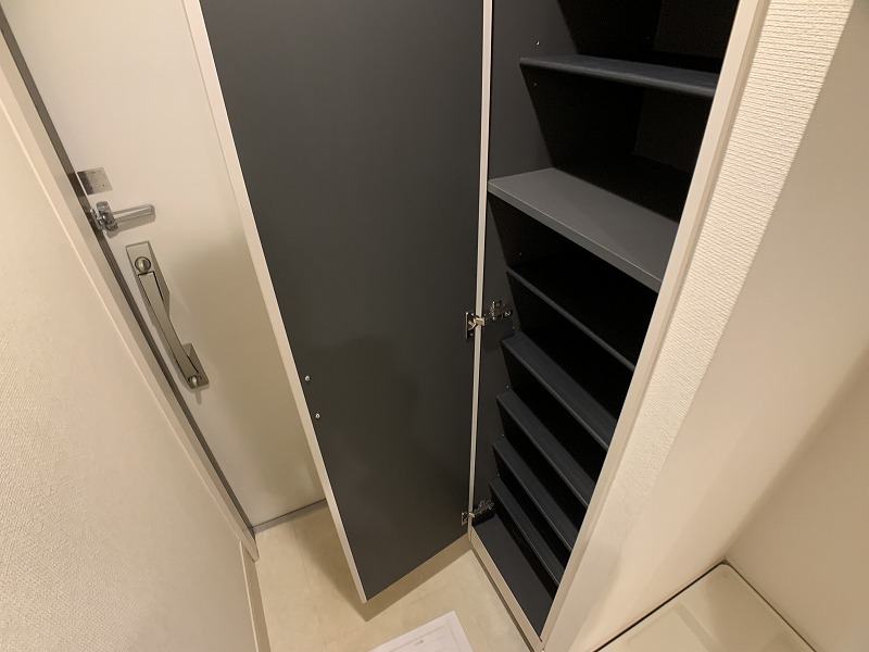 玄関　他室参考写真　シューズボックスついています