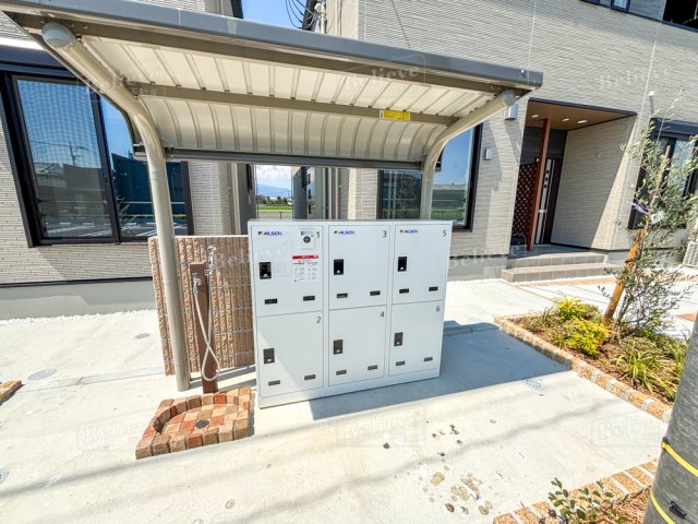 エントランス　宅配BOX付きで不在時の荷物の受け取りに便利です☆