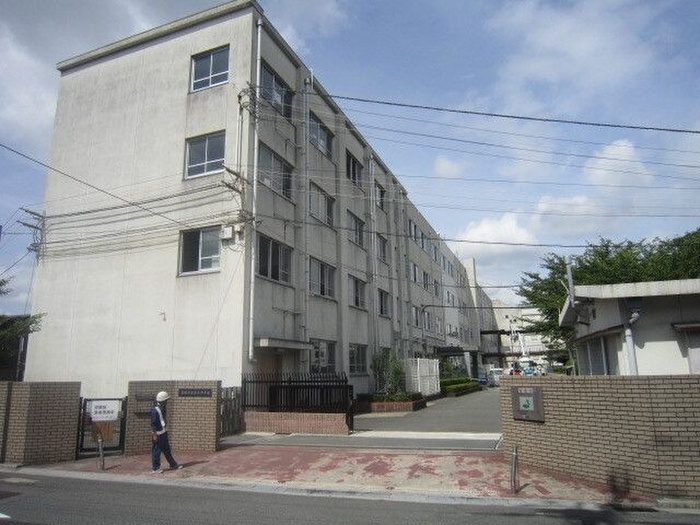 中学校　高槻市立第六中学校（中学校）まで600m