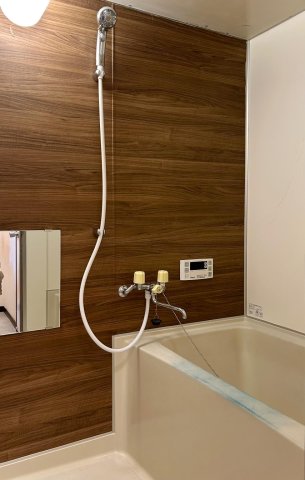 バス・シャワールーム　廊下左側の脱衣所入って左がオシャレな浴室