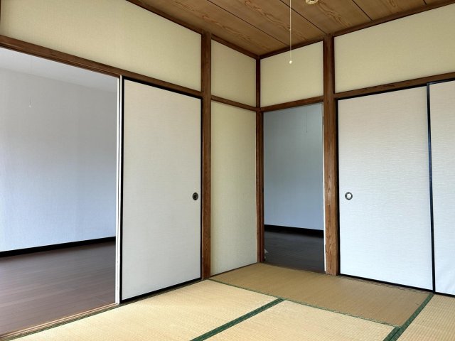その他部屋・スペース　南側の庭に面する和室6畳とフローリング洋室6畳