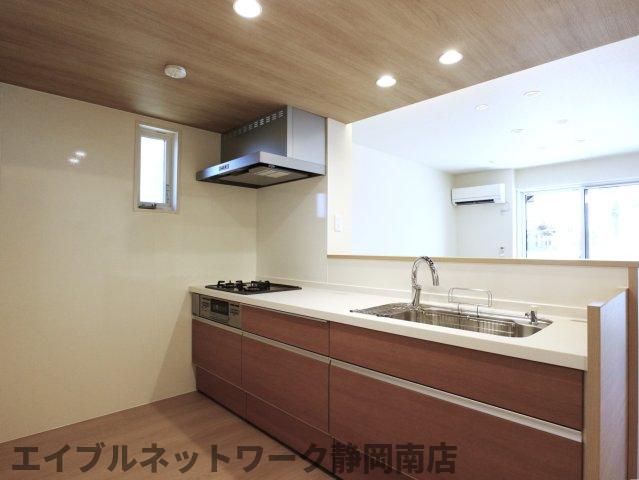 キッチン　コンパクトなキッチンで掃除もラクラク
