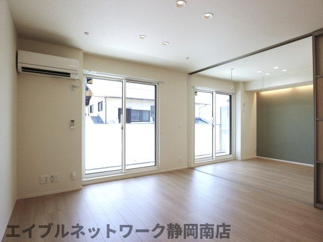 居室・リビング　こちらの居間で趣味の時間をお楽しみください