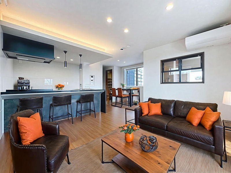 居室・リビング　この画像は、実際の室内にCGによる家具等を配置したものです