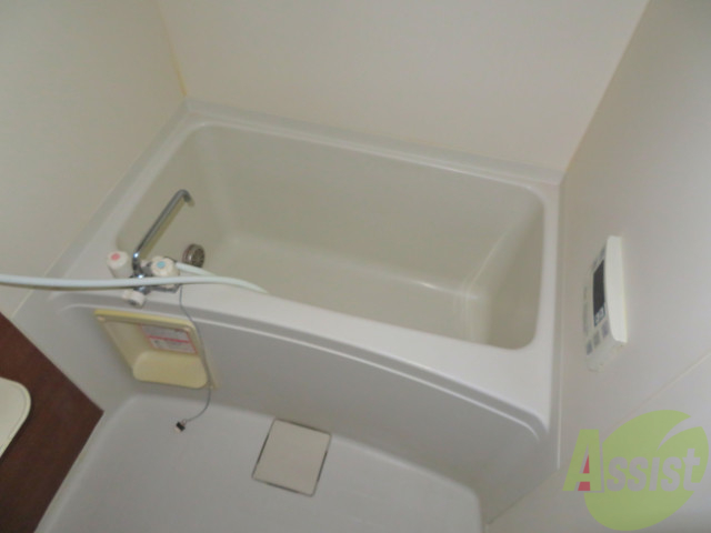 バス・シャワールーム　広いバスタブで足を延ばせてゆっくりできますね。