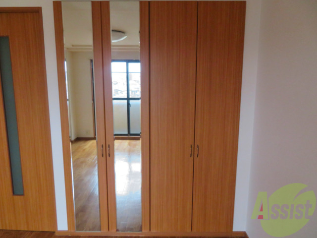 収納　収納に鏡がついて朝の支度も楽ちんですね。