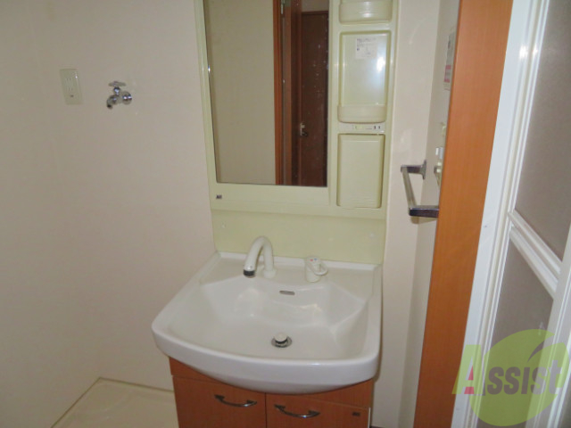 洗面設備　独立洗面台がついて忙しい朝でも快適ですね。