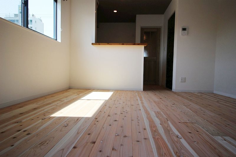 居室・リビング　無垢材でこだわり抜いた床で温かみ溢れるリビング