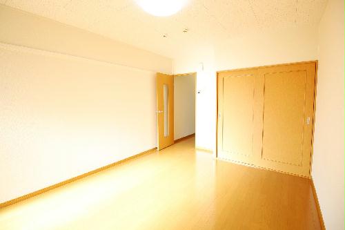 居室・リビング　1Fはフローリング仕様です。（※写真は家具・家電無しタイプ）