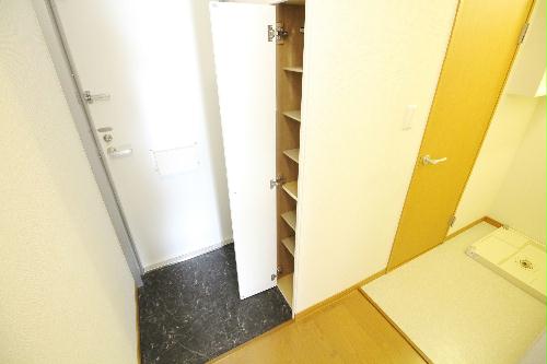 玄関　玄関にはシューズＢＯＸが付いています☆