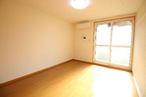 居室・リビング　採光面は南南西で、日当たり良好なお部屋です☆