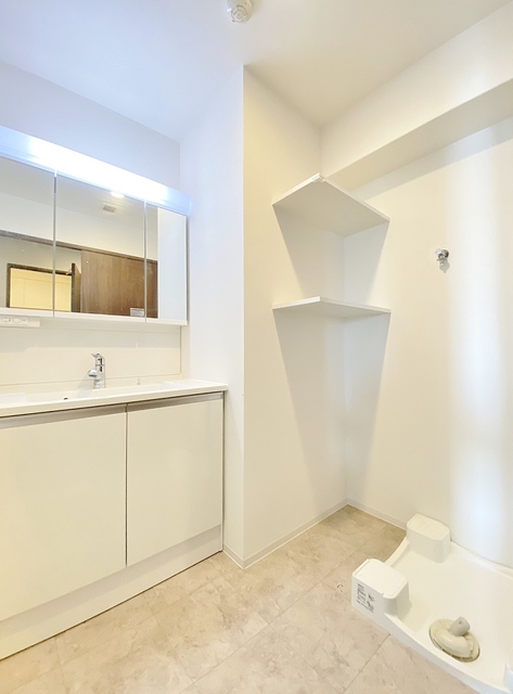 洗面設備　大きな三面鏡の洗面台・室内洗濯機置場