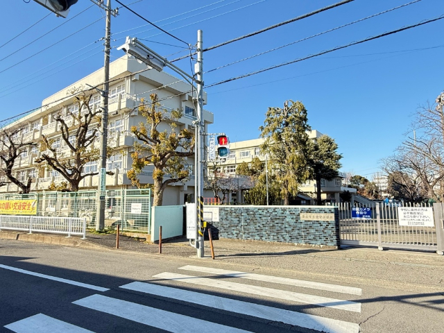 小学校　厚木市立愛甲小学校（小学校）まで709m