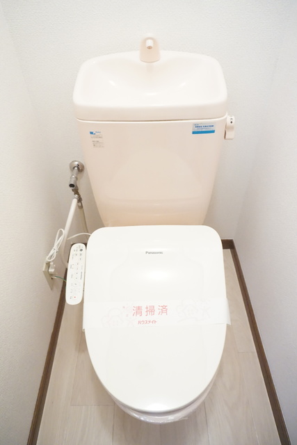 トイレ　温水洗浄便座付き洋式トイレです☆