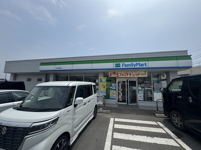 コンビニ　ファミリーマート（コンビニ）まで240m