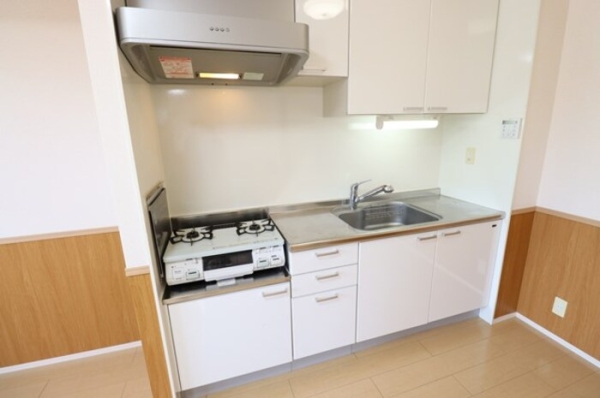 キッチン　吊り棚あり作業スペースも広めで使い勝手◎