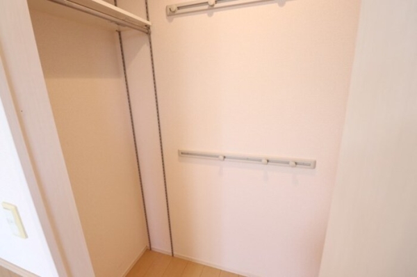 収納　パイプハンガーが設置されてます。コートやスーツ、洋服の収納◎