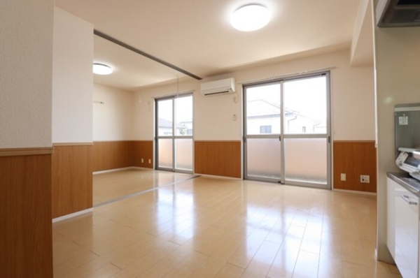 居室・リビング　明るく広々リビングはダイニングテーブルとソファーを設置可