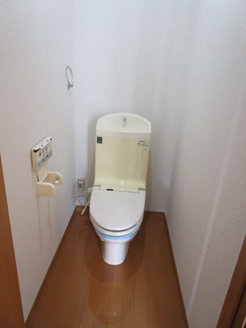 トイレ　嬉しい温水洗浄便座付き♪