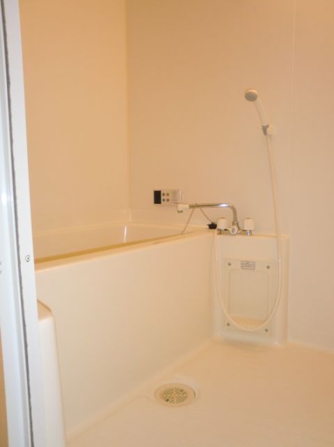 バス・シャワールーム　追焚き付きの浴室