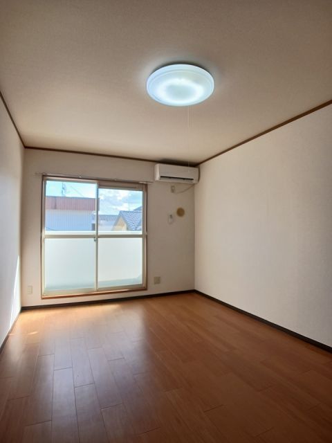 パ-クシャト-イカリヤの居間写真