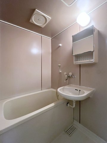 バス・シャワールーム　同物件・別部屋画像　左右反転タイプ