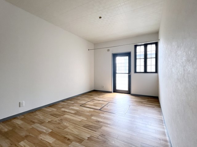 居室・リビング　同物件・別部屋画像　左右反転タイプ