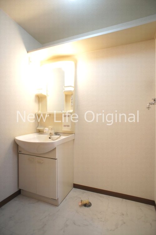 洗面設備　シャワー付き洗面台で朝の支度も楽にできます