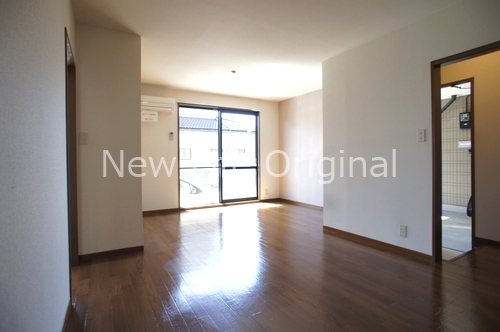 居室・リビング　明るい光が差し込むリビング13.5帖