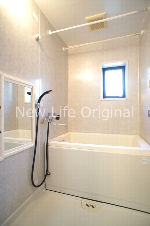 バス・シャワールーム　1日の疲れを癒す浴室は追い焚き機能付き