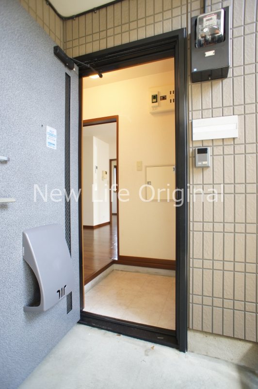 玄関　玄関を開けても、お部屋が丸見えにならない造りになっています