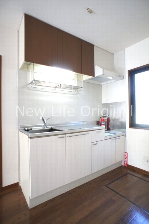 キッチン　窓付きキッチンで明るく換気も出来ます