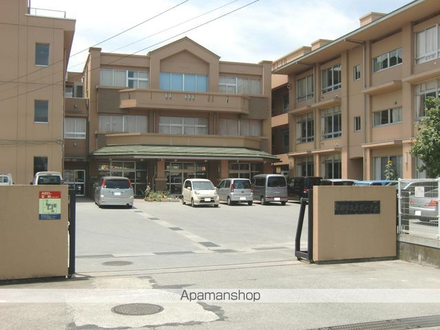 小学校　甲府市立大里小学校（小学校）まで669m