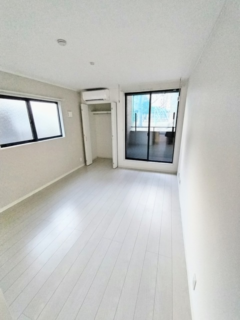 居室・リビング　★角部屋で２面採光の洋室８．７帖です★