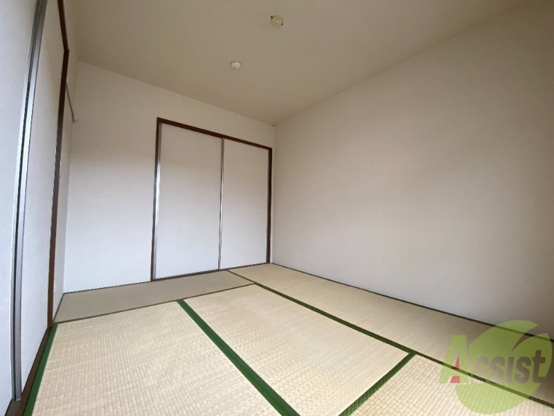 その他部屋・スペース　寝室としてもスペースに余裕があり、陽当たりが良いですね。