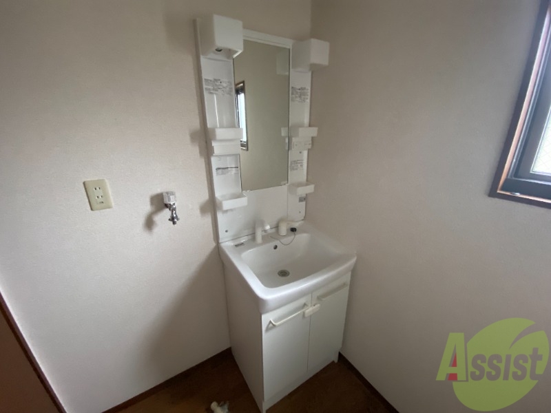 洗面設備　洗面化粧台も独立しており、洗面台の棚も利便性がありますね。