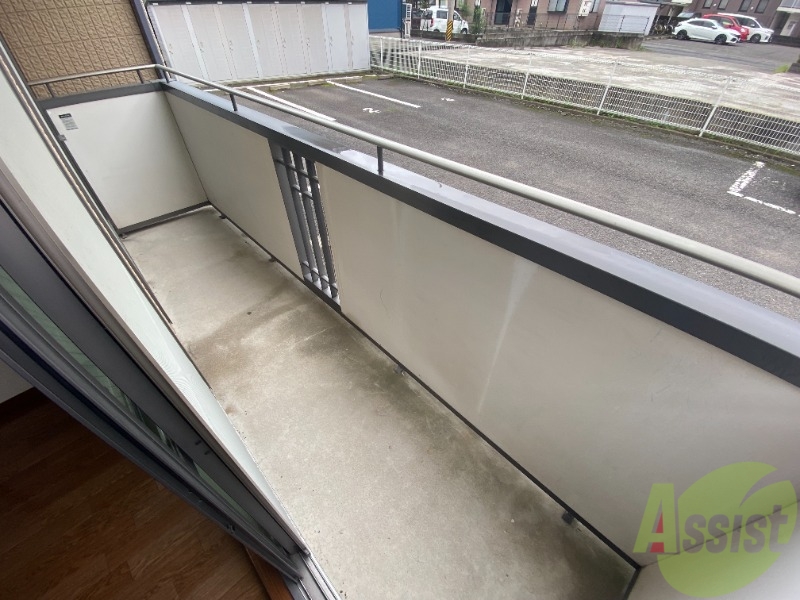 バルコニー　バルコニースペースも広く、洗濯物も問題なく干せそうですね。