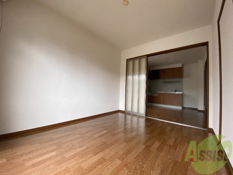 居室・リビング　陽当たりが良く、広々として過ごしやすそうです。