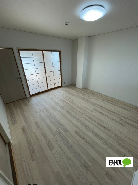 居室・リビング　同物件別部屋