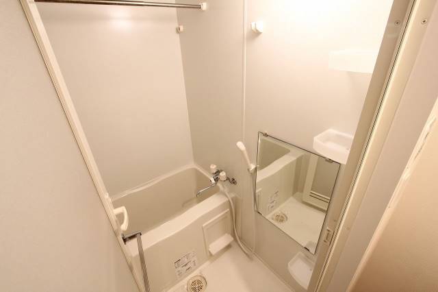 バス・シャワールーム　清潔感のあるお風呂