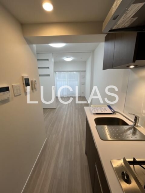 居室・リビング　木目調の床と白の壁紙で暖かみのあるリビング