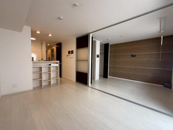 居室・リビング　同物件別室