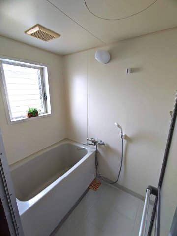 バス・シャワールーム　窓があり明るいお風呂