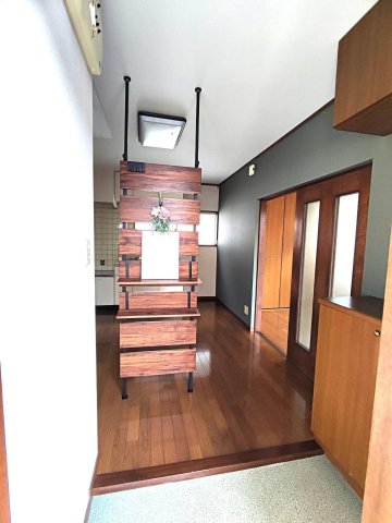 玄関　たっぷり靴箱とコートかけエントランス