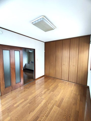 居室・リビング　南側の洋室