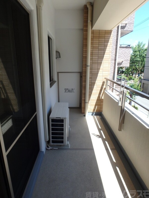 バルコニー　広々バルコニーで洗濯物も気持ちが良いですね！！